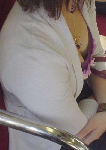 胸チラ防止カバー（おっぱいパンティ）は電車内の楽しみを奪い去る！